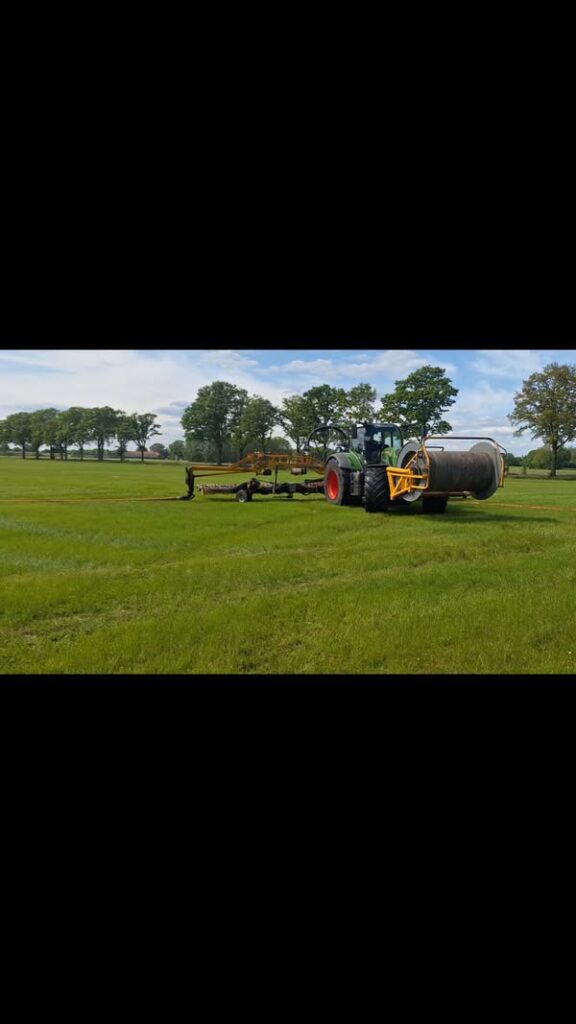 Vakwerk van loonbedrijf Westerveld  2e snede kan weer groeien #KraanswijkEKOdigestaat #groeivitamientjes