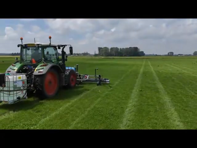 Al vele hectares zijn afgereden 🚜  Plantspecifieke bestrijding van ridderzuring in het grasland. Door middel van spotsp…